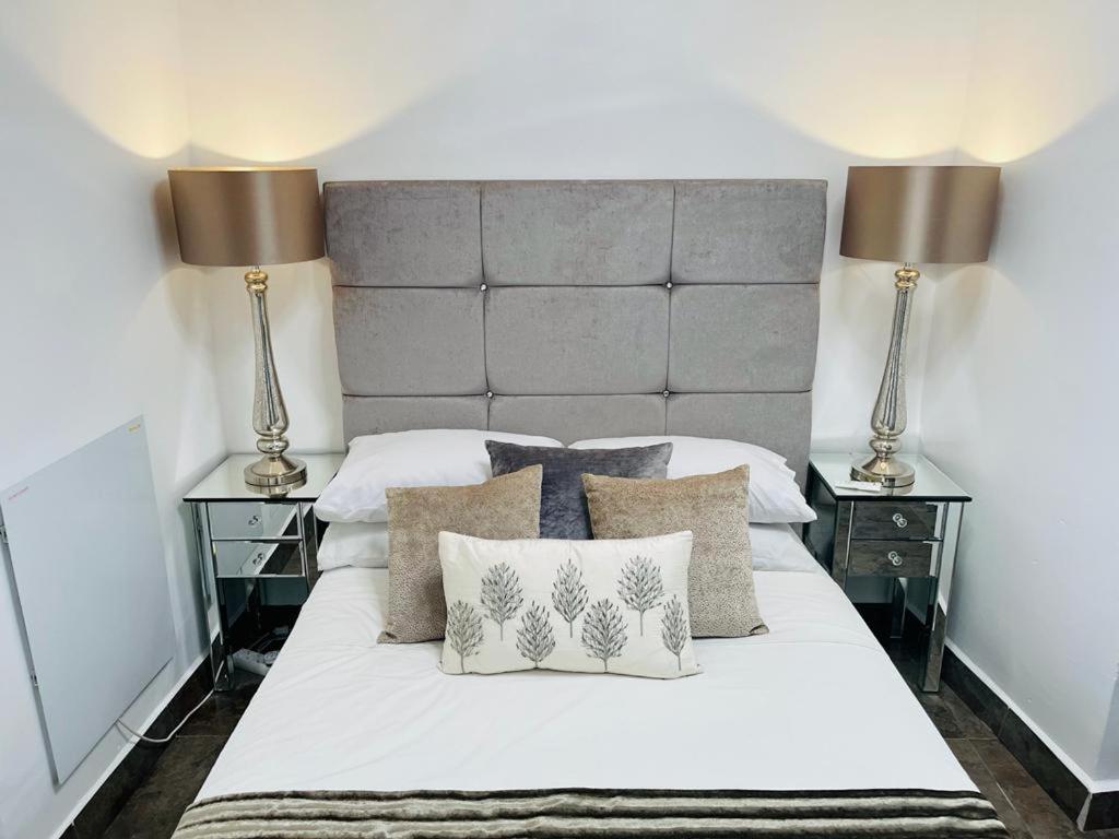 Un dormitorio con una cama blanca con dos lámparas. en Casa Dolly Boutique B&B, en Cantoria