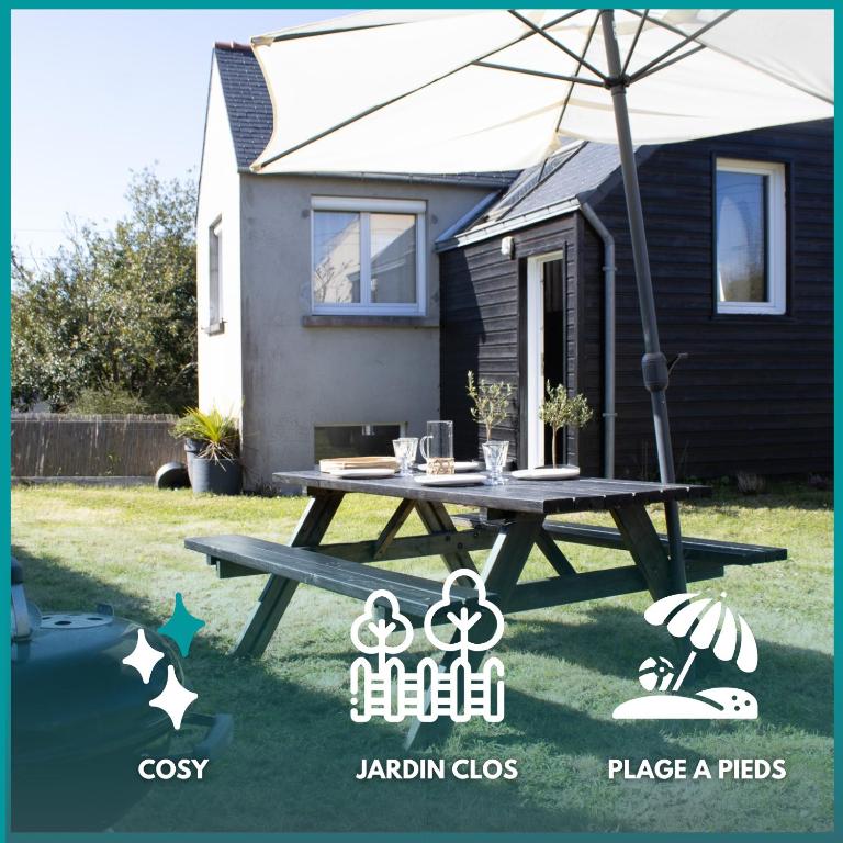 - une table de pique-nique avec un parasol en face d'une maison dans l'établissement Ti TITE- jardin clos - plage à pieds, à Crozon