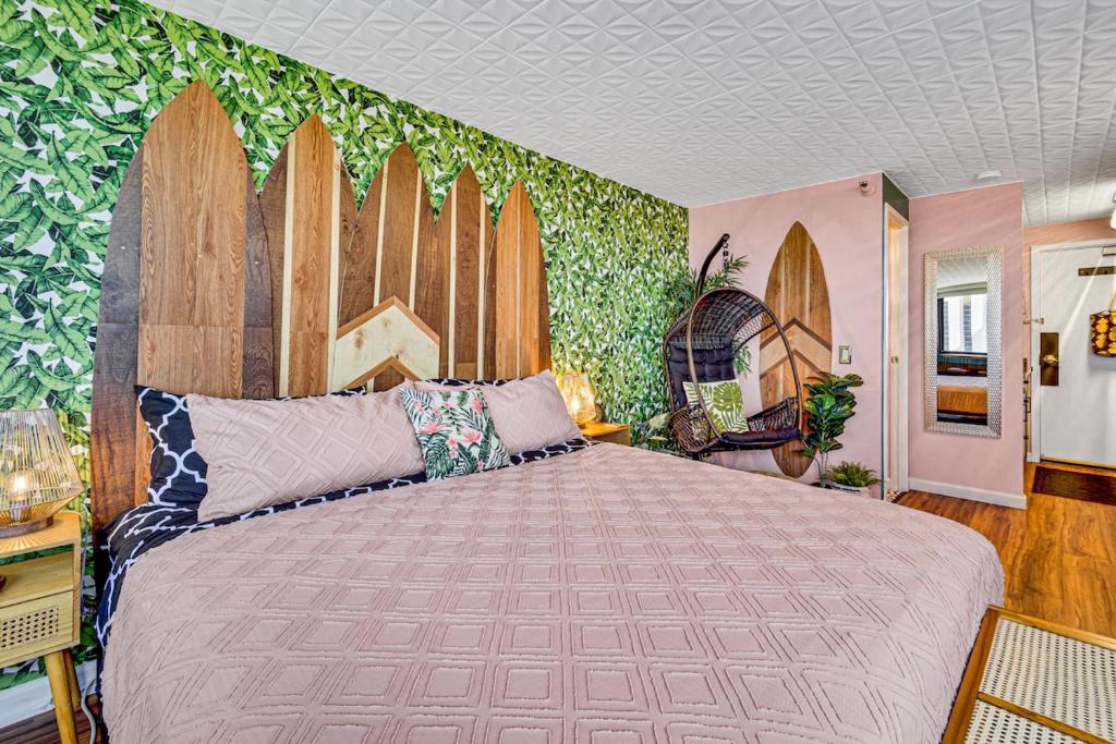 Postel nebo postele na pokoji v ubytování Ocean View Prime Location Surfer Studio With Parking