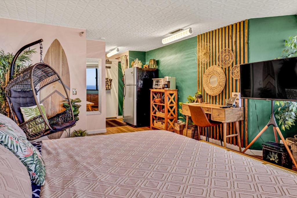 TV a/nebo společenská místnost v ubytování Ocean View Prime Location Surfer Studio With Parking
