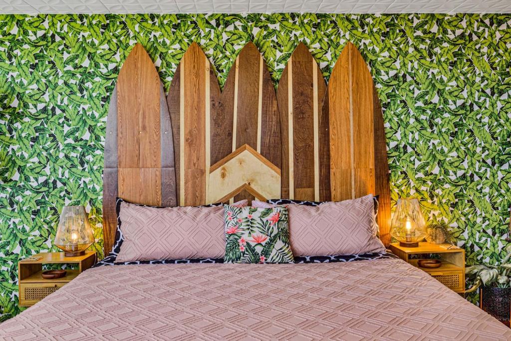 Postel nebo postele na pokoji v ubytování Ocean View Prime Location Surfer Studio With Parking