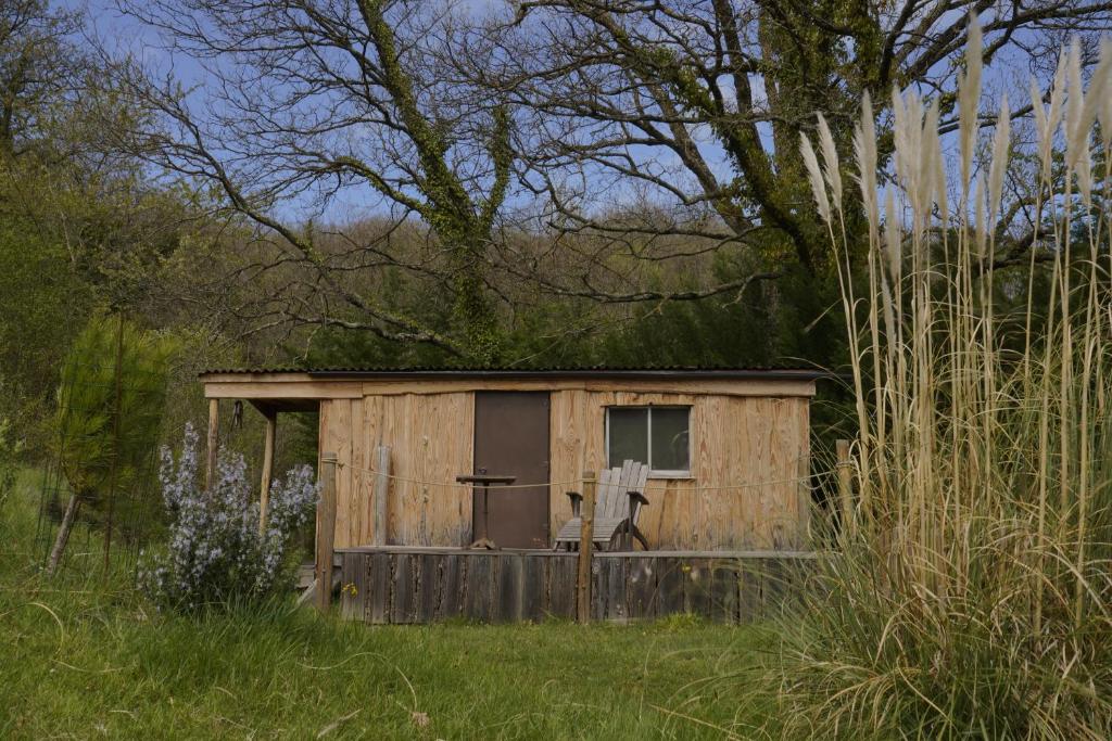 Το κτήριο όπου στεγάζεται  το κάμπινγκ