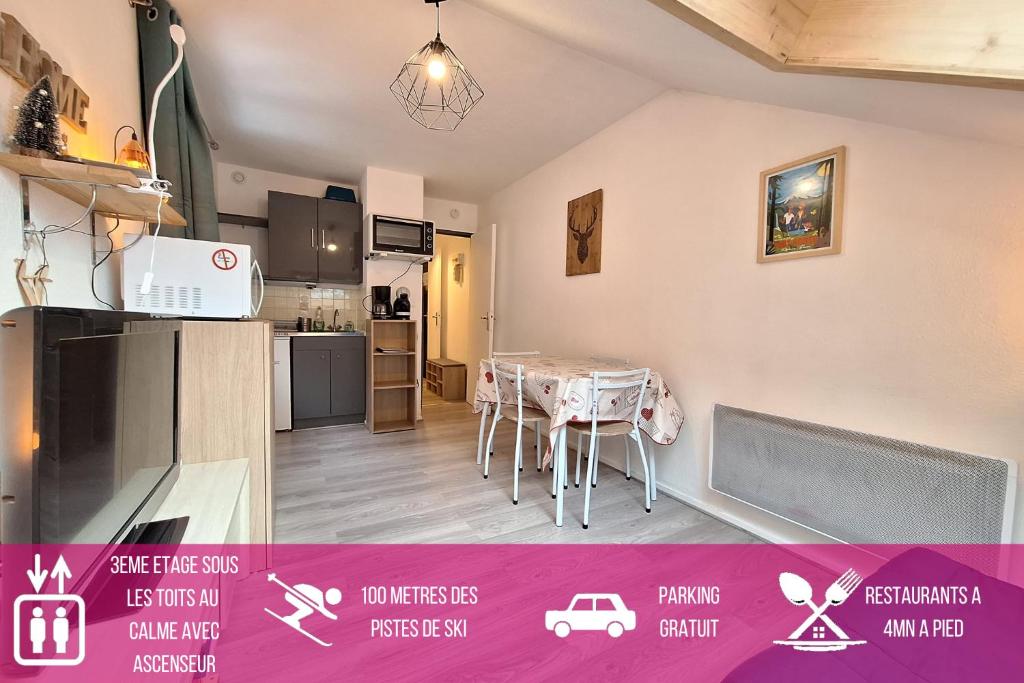 une cuisine et un salon avec une table et des chaises dans l'établissement La Parenthèse - Appartement calme 100m pistes ski montagne randonnées Pyrénées, à Bolquère-Pyrénées 2000