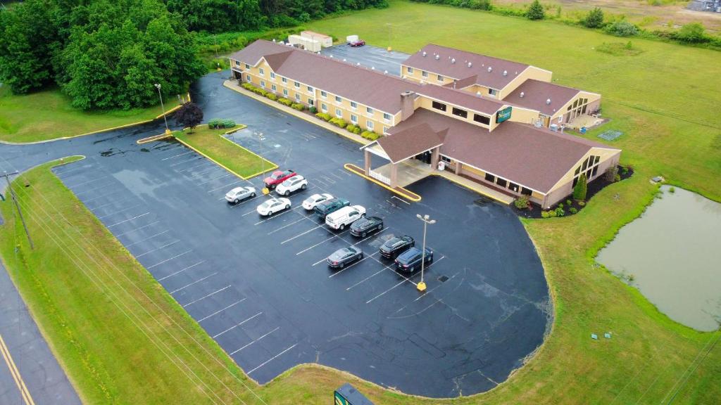 an aerial view of a house with cars parked in a parking lot at Quality Inn & Suites Harrington - Milford in Harrington