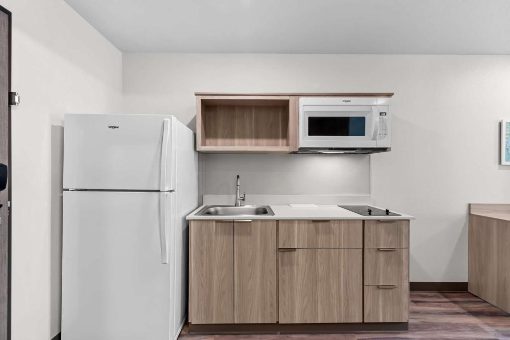 Kuchyň nebo kuchyňský kout v ubytování WoodSpring Suites Gilbert - Mesa Gateway Airport
