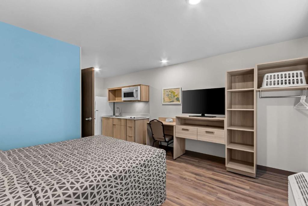 TV a/nebo společenská místnost v ubytování WoodSpring Suites Gilbert - Mesa Gateway Airport