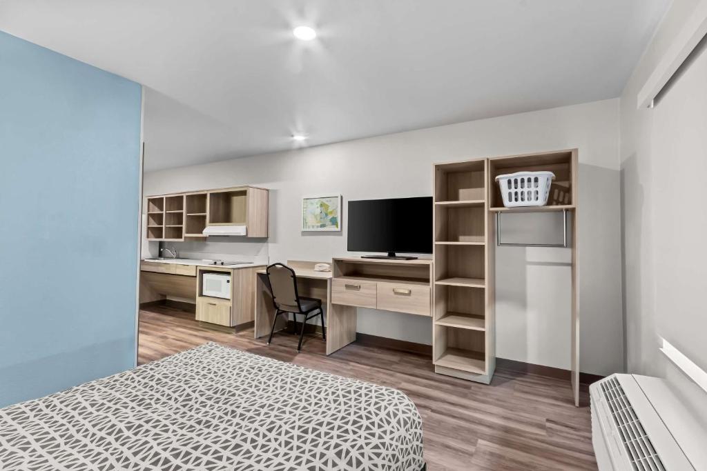 Postel nebo postele na pokoji v ubytování WoodSpring Suites Gilbert - Mesa Gateway Airport