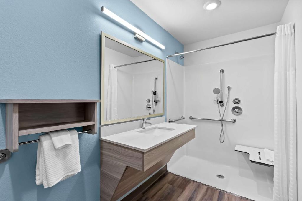 Koupelna v ubytování WoodSpring Suites Gilbert - Mesa Gateway Airport