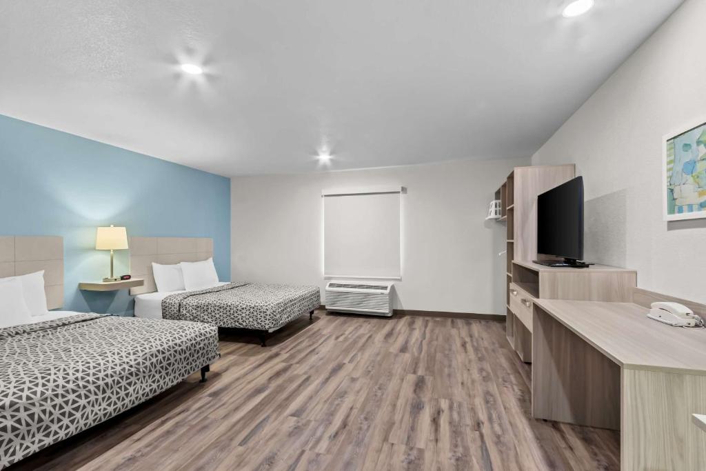Postel nebo postele na pokoji v ubytování WoodSpring Suites Gilbert - Mesa Gateway Airport
