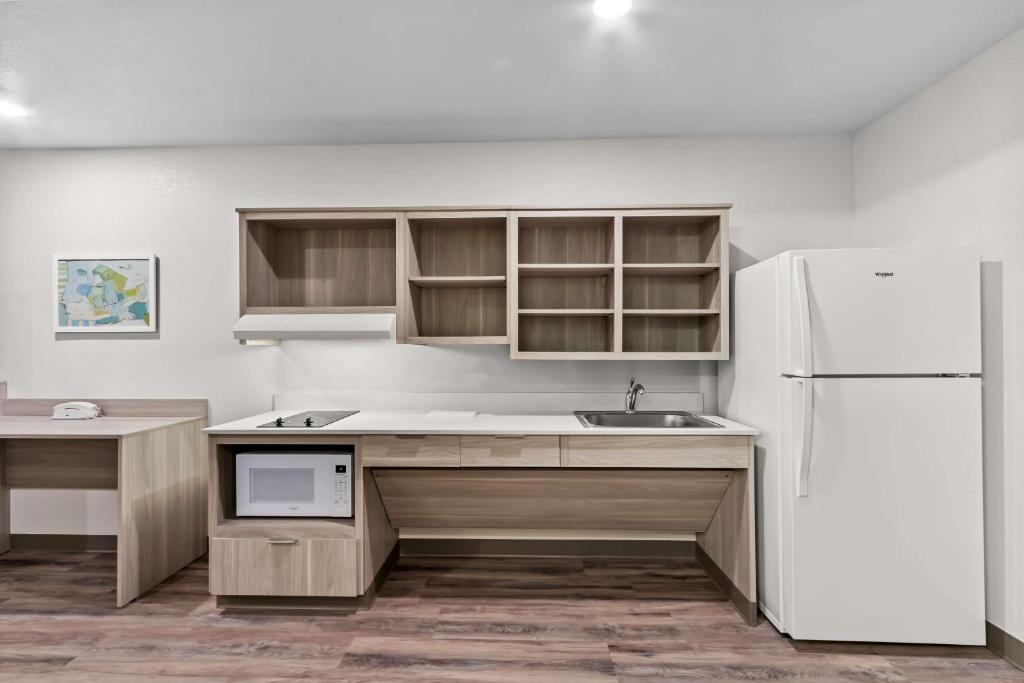 Kuchyň nebo kuchyňský kout v ubytování WoodSpring Suites Gilbert - Mesa Gateway Airport
