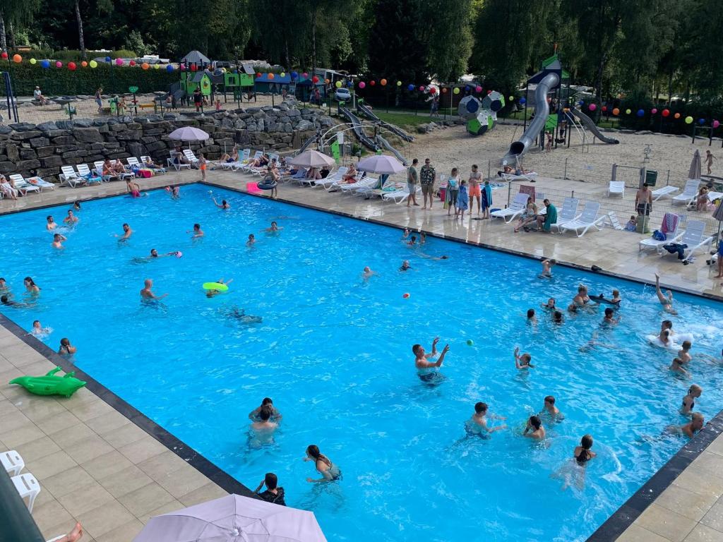 Piscina di Ardennen Camping Bertrix o nelle vicinanze