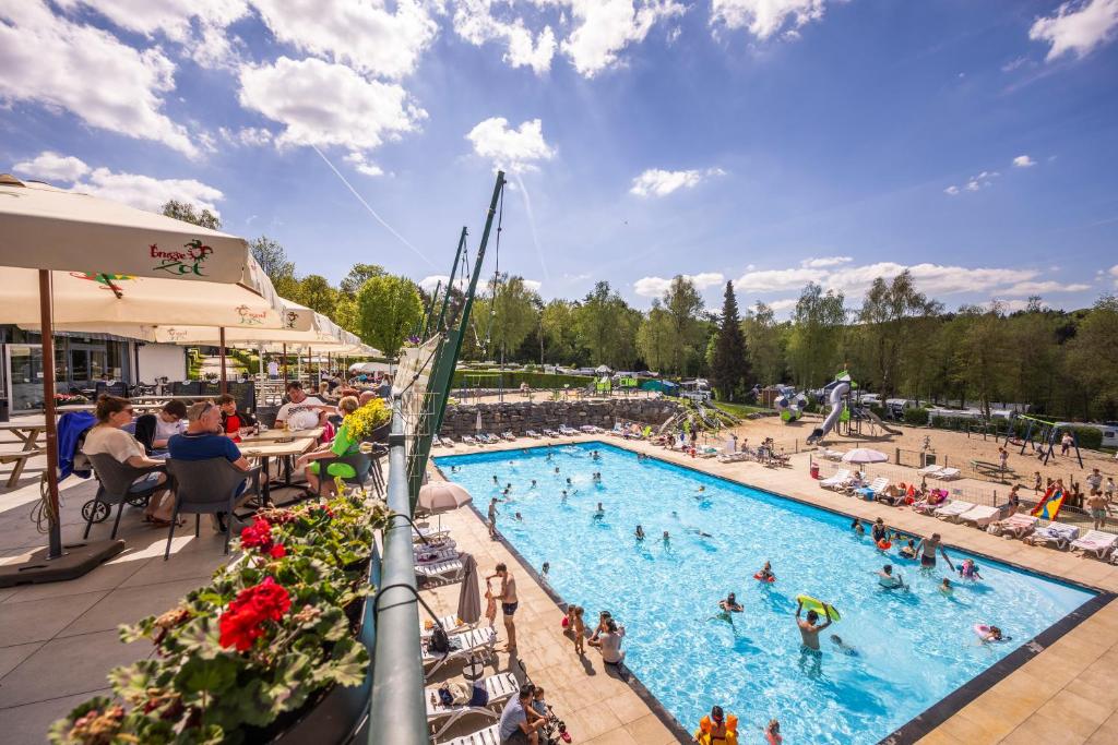 una piscina in un resort con gente che ci gioca dentro di Ardennen Camping Bertrix a Bertrix