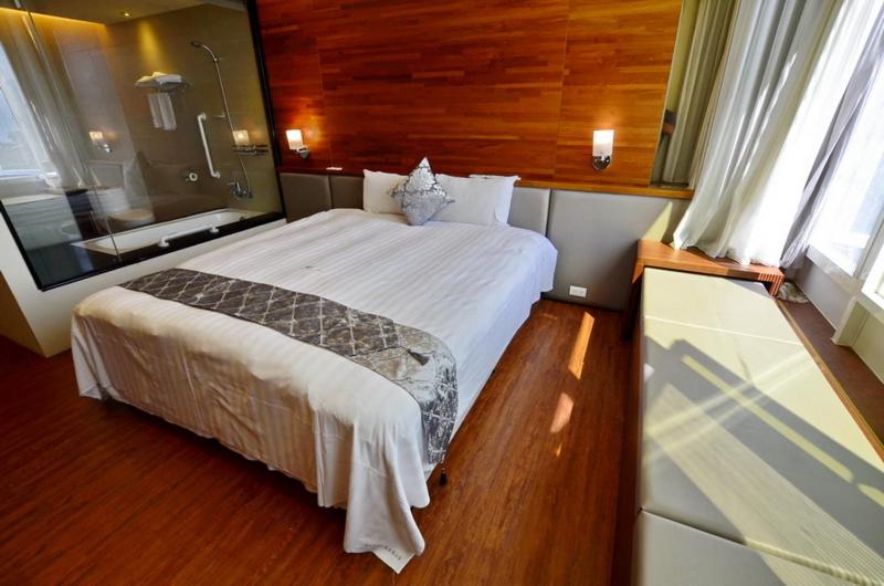 a hotel room with a bed and a bathroom at Jun Yue Hanging Garden Resort in Ren&#39;ai