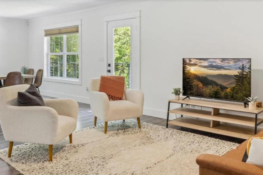 セバービルにあるQue Sera Luxury Retreatのリビングルーム(椅子2脚、薄型テレビ付)