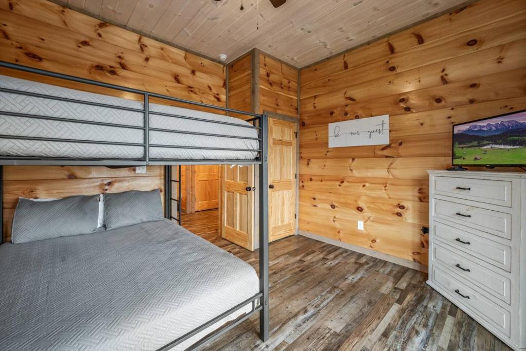 Postel nebo postele na pokoji v ubytování Blue Ridge Bliss Luxury Cabin with Indoor Pool