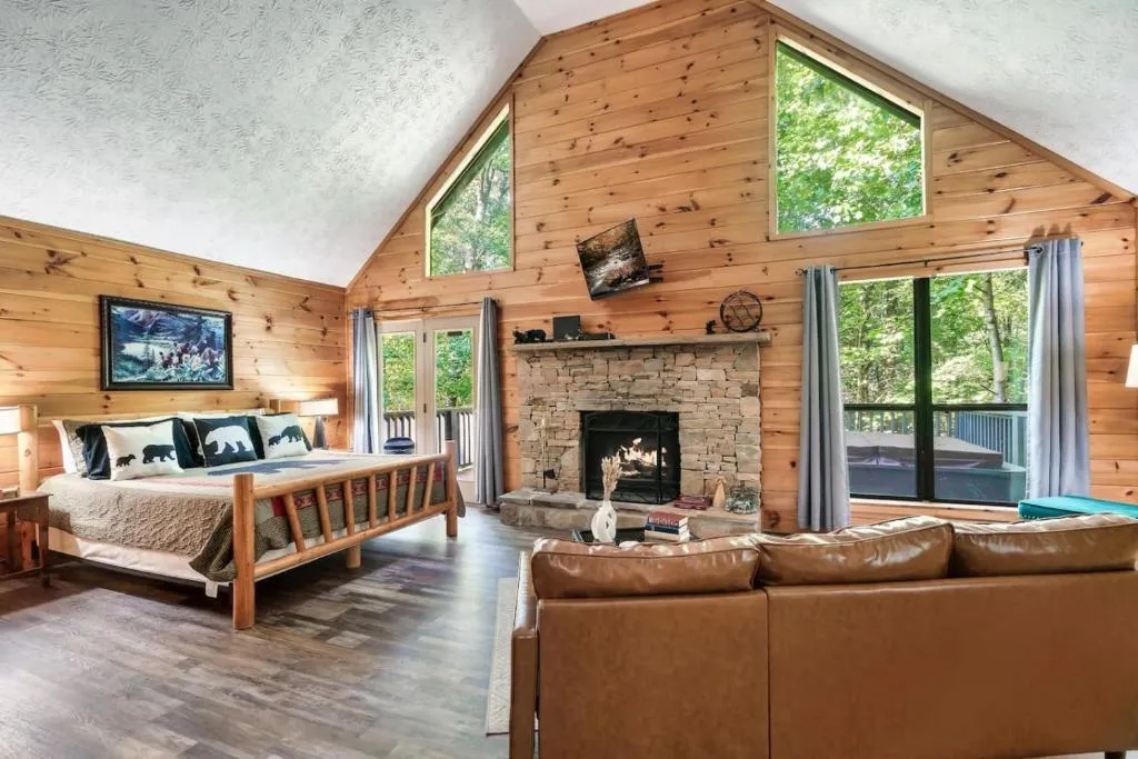 Boogie Bear- Honeymoon Cabin