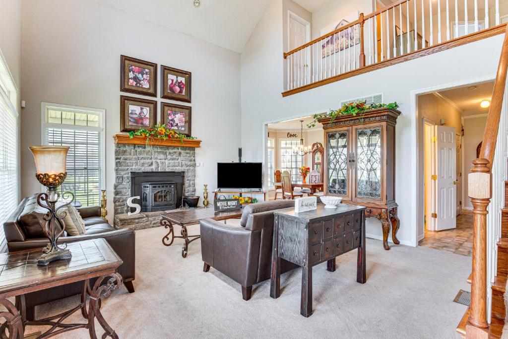 ウォレンズバーグにあるSpacious Warrensburg Getaway with Fireplace!のリビングルーム(家具、暖炉付)