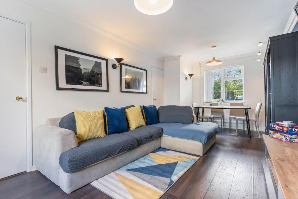 a living room with a couch and a table at 3Bed 2Bath nr Uni HertsHatfield in North Mimms