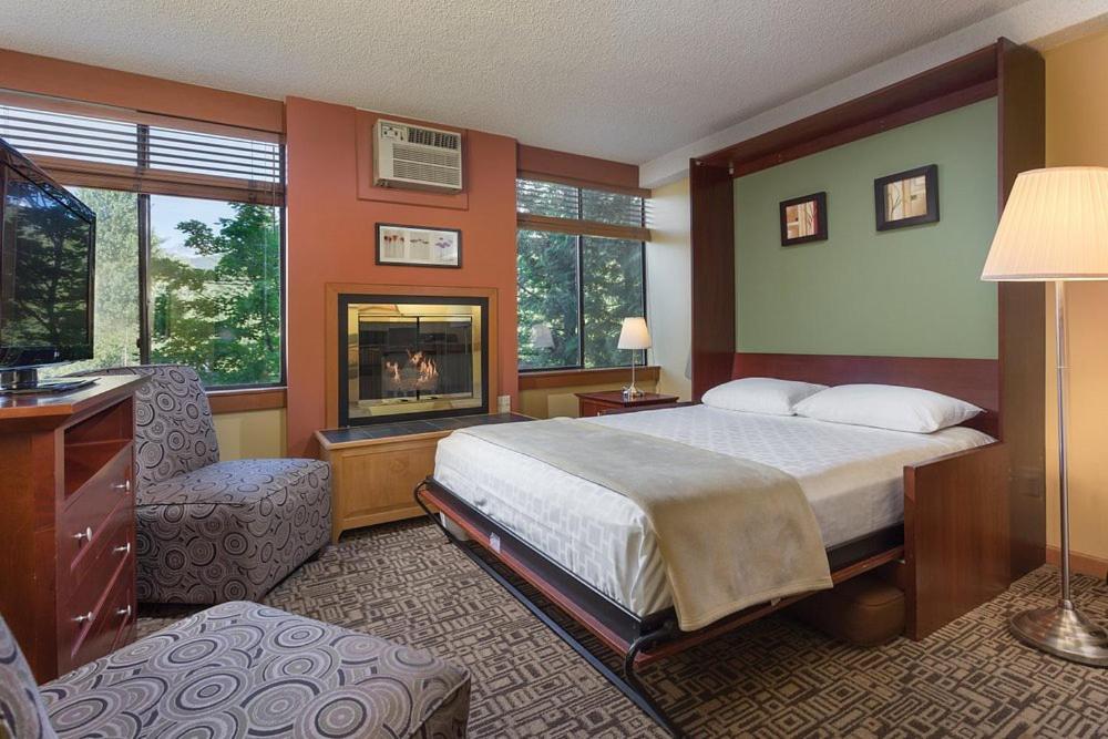 Postel nebo postele na pokoji v ubytování Mountain Side Hotel Whistler by Executive