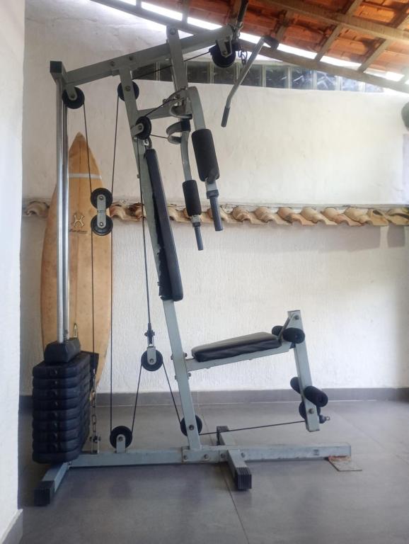 einen Fitnessraum mit einem Heimtrainer in einem Zimmer in der Unterkunft Casa Cris cabo frio in Cabo Frio