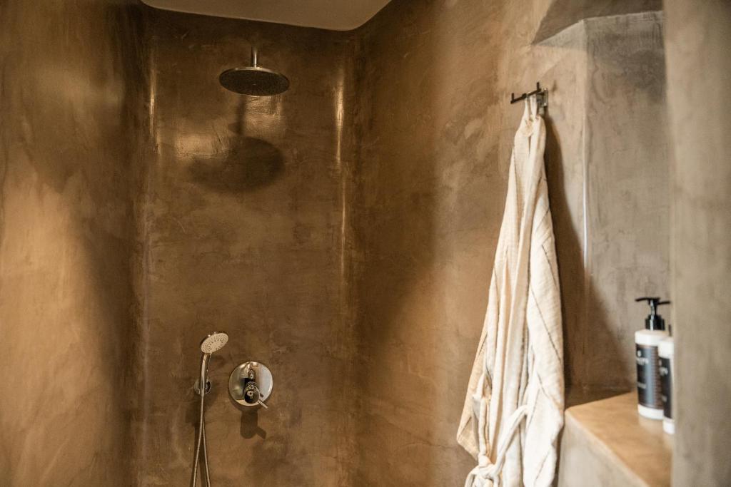 Ένα μπάνιο στο Black Diamond Suites 