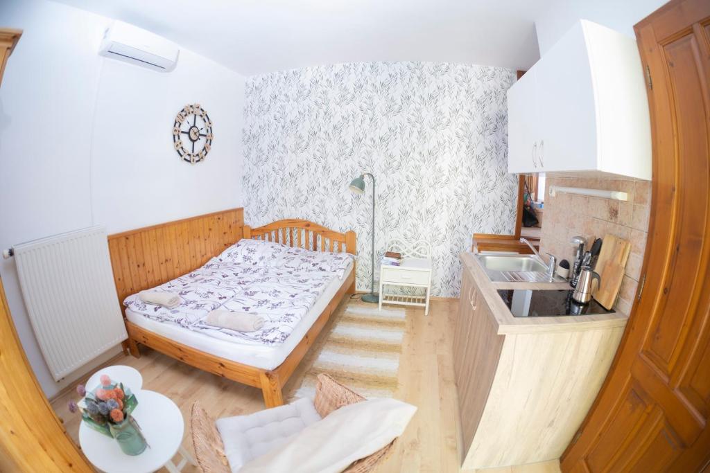 Postel nebo postele na pokoji v ubytování Vicze Apartmanház