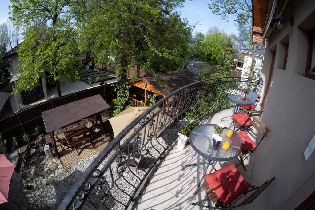 Balkón nebo terasa v ubytování Vicze Apartmanház