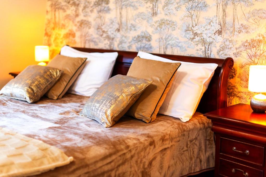 En eller flere senge i et værelse på Richmond Cottage - Brand New 4BR Holiday Home, just 3 minutes from the beach with Pool Table and Free Parking