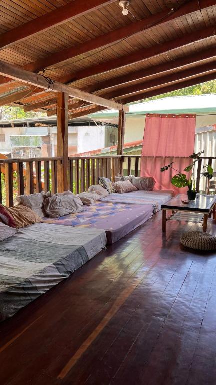 Postel nebo postele na pokoji v ubytování Woodstock Hostel