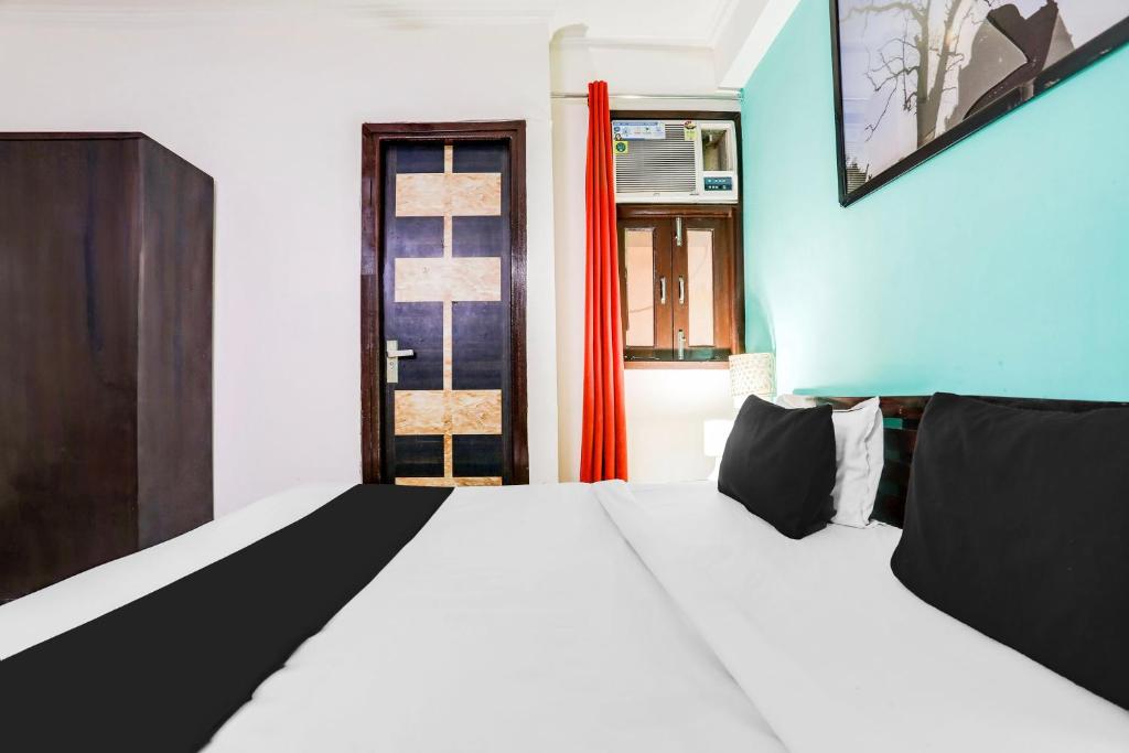 Postel nebo postele na pokoji v ubytování Hotel O KD Plaza 6