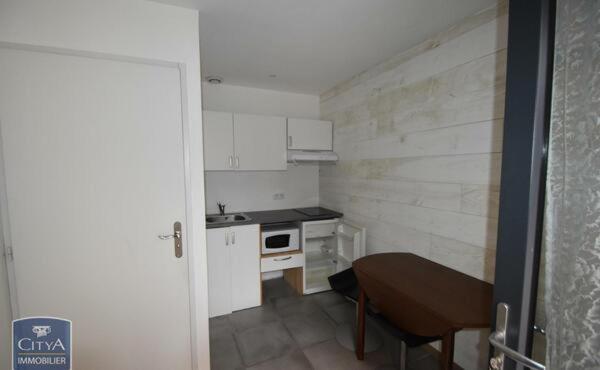 une petite cuisine avec un évier et une cuisinière dans l'établissement Lman, à Agen