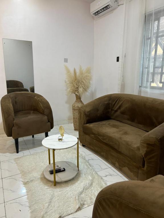 Foto de la galeria de Chrispol hotel and suites a Agege