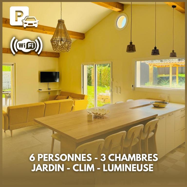 une cuisine avec une grande table et des chaises en bois dans l'établissement Maison de charme - Jardin - Parking - Proche CEA Cadarache - ITER, à Saint-Paul-lès-Durance