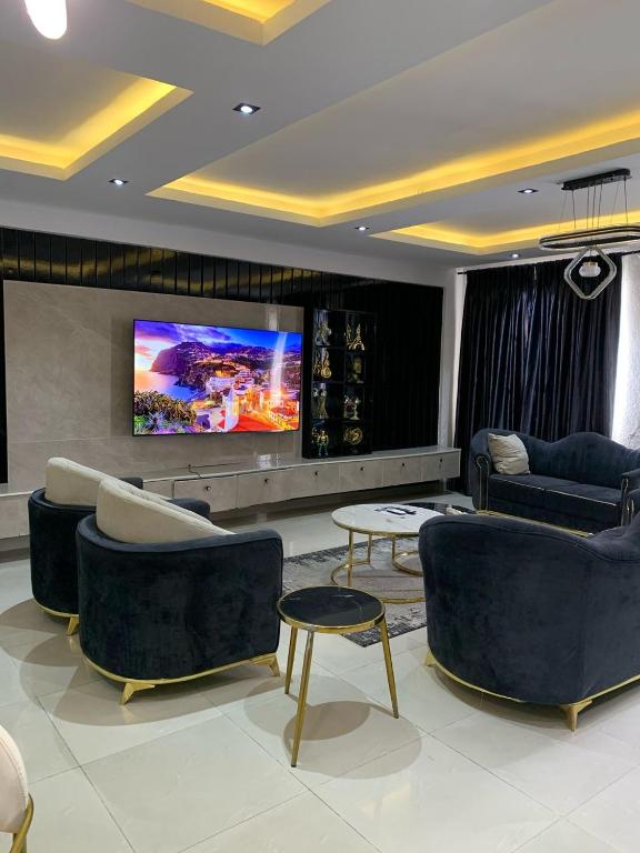 Posh Waterfront 3bedroom, 24hrs light, Netflix, PS 5, Snooker, Swimming pool in Lekki Luxury Flats, Admiralty Way, Lekki Phase 1