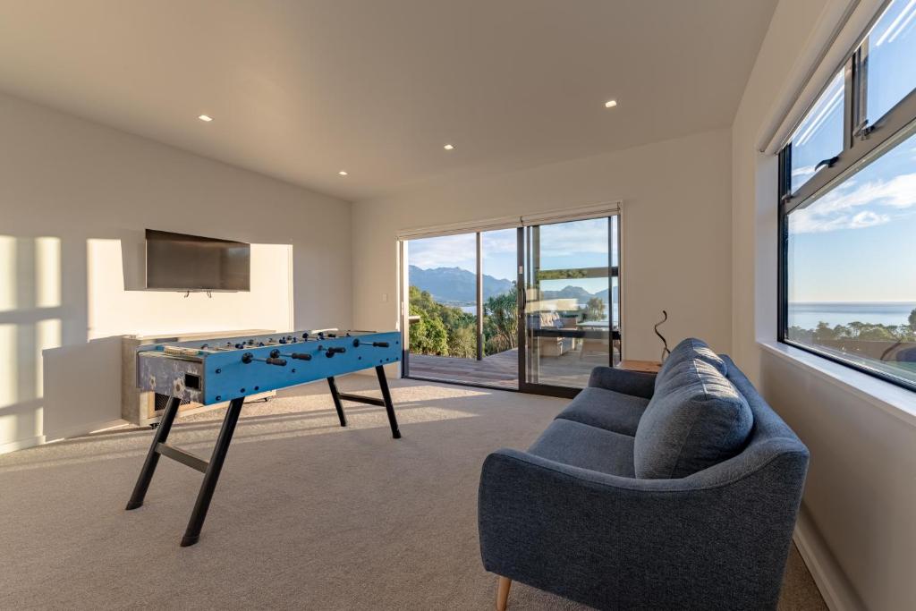 Sleek, Elevated Views, Hidden - Resim 5