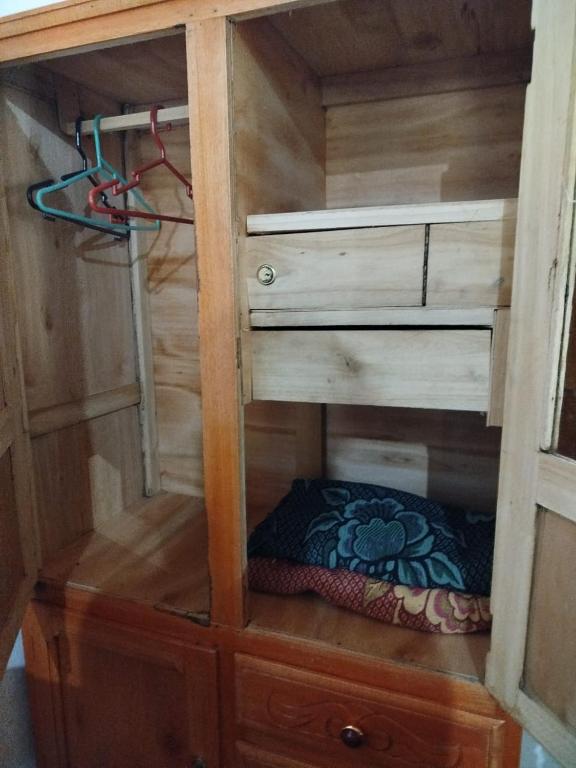 Palanda nebo palandy na pokoji v ubytování Monoambiente