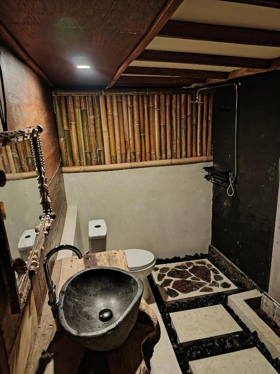 Koupelna v ubytování Yellow Coco Gili Gede