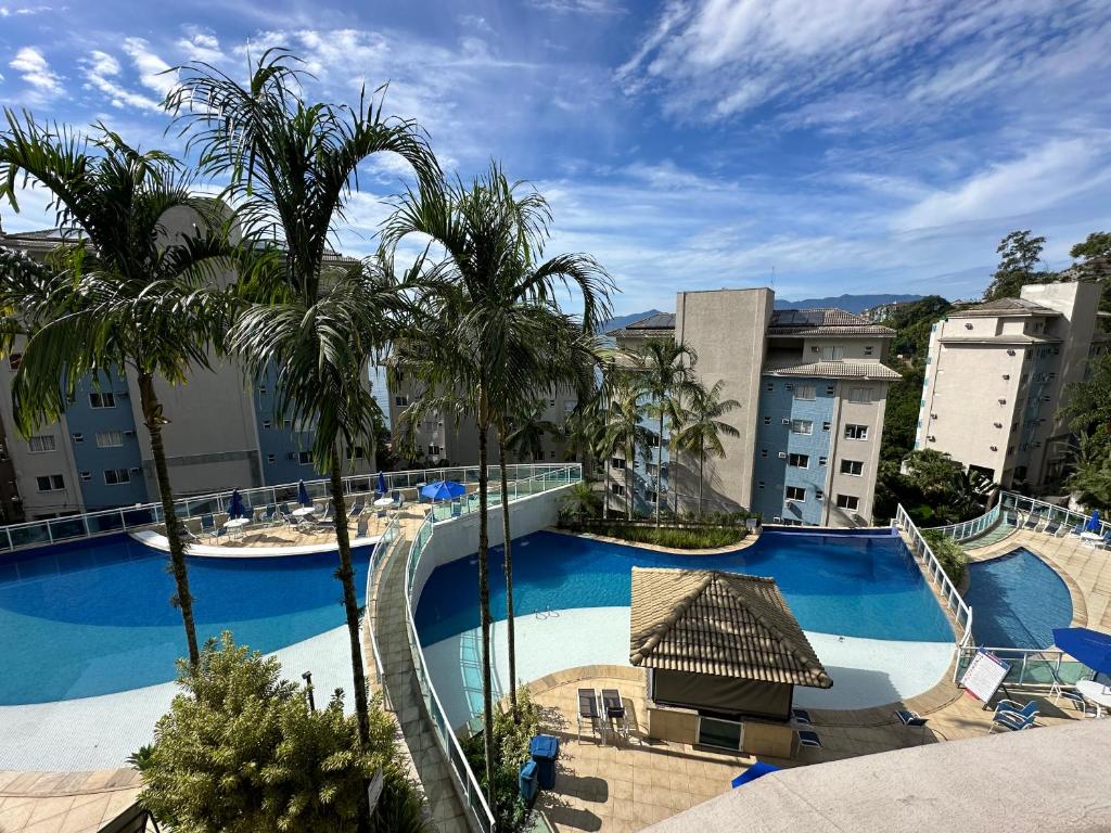 Blick auf einen großen Swimmingpool mit Wasserpark in der Unterkunft Porto Real Resort Suites apt Califórnia in Mangaratiba