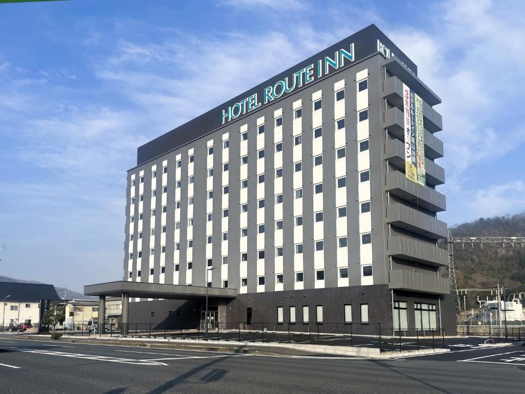 a hotel building with a sign that reads hotel route inn at Hotel Route Inn Okayama Ibara in Ibara