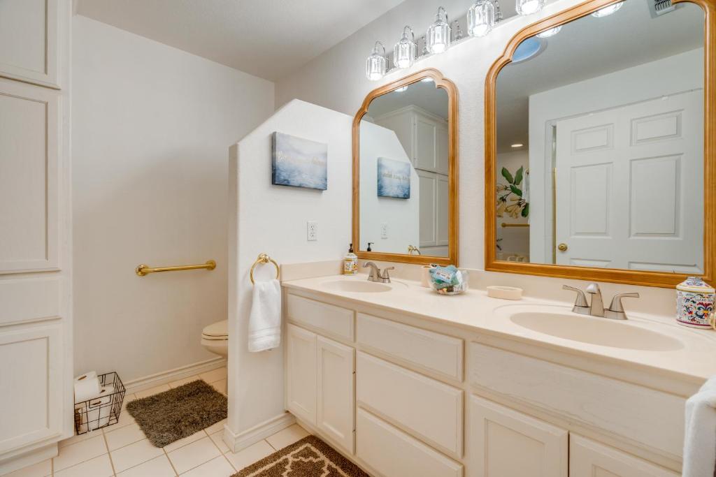 ホースシュー・ベイにあるPecan Creek Haus Lake LBJ Retreat with Boat Dock!の洗面台と鏡のあるバスルーム