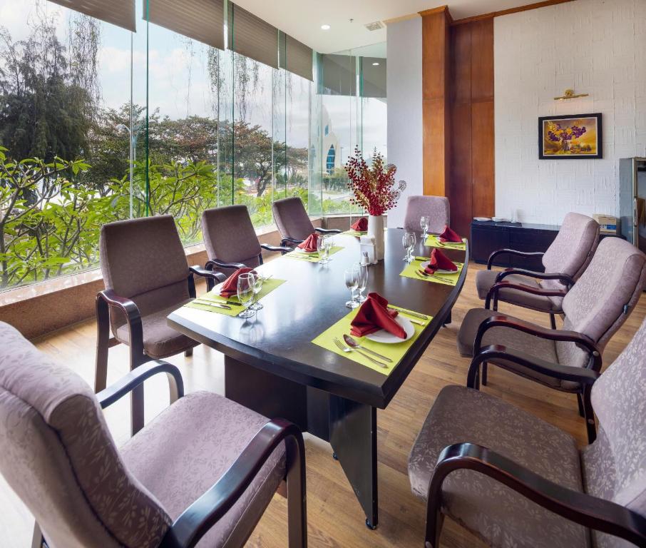 Khu vực ghế ngồi tại Nha Trang Lodge Hotel