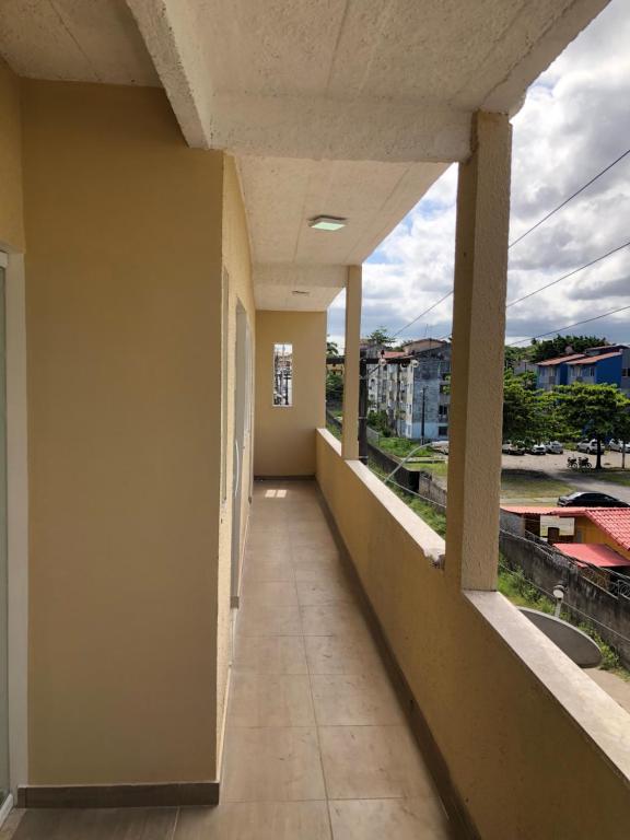 einen Balkon eines Gebäudes mit Straßenblick in der Unterkunft Apartamento 1/4 Ambiente inteiro in Lauro de Freitas
