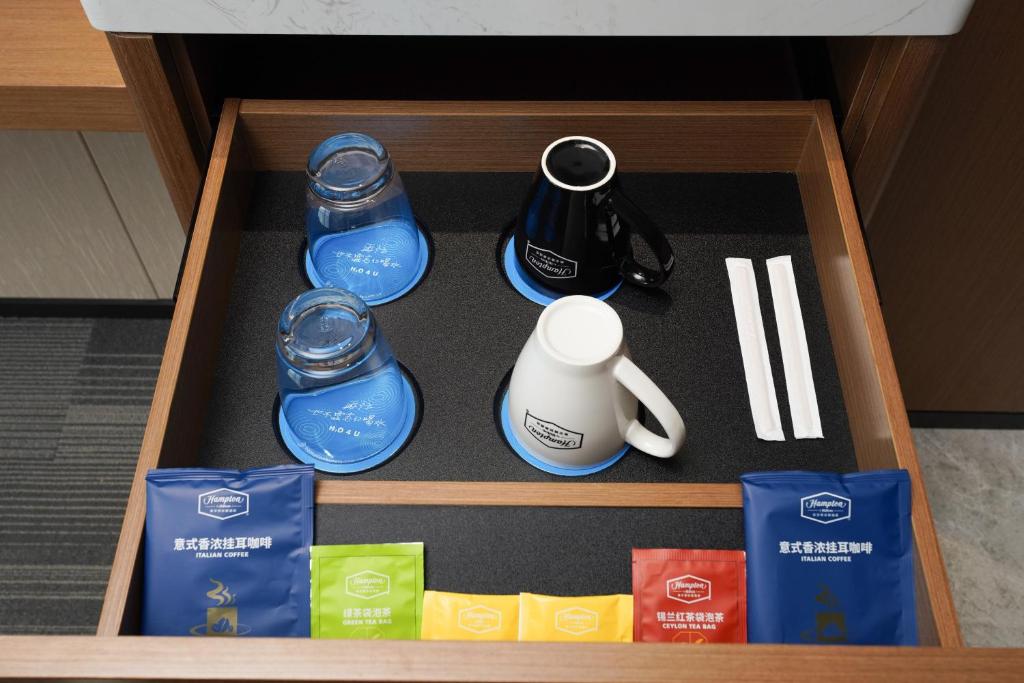 Příslušenství pro přípravu čaje a kávy v ubytování Hampton by Hilton Foshan Dali