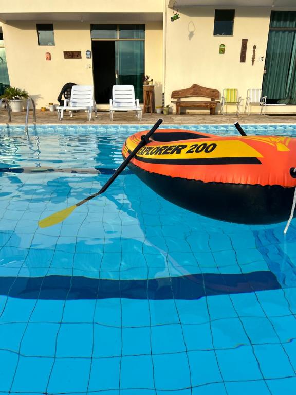 una barca in acqua in una piscina di Recanto da Felicidade a São Lourenço