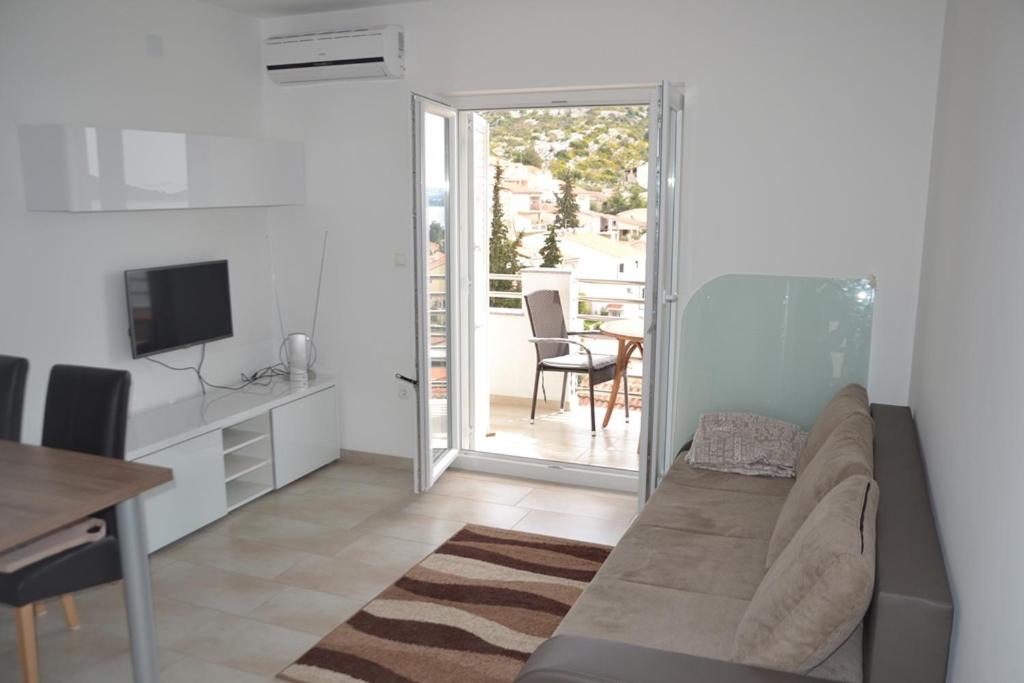 TV a/nebo společenská místnost v ubytování House with Sea View