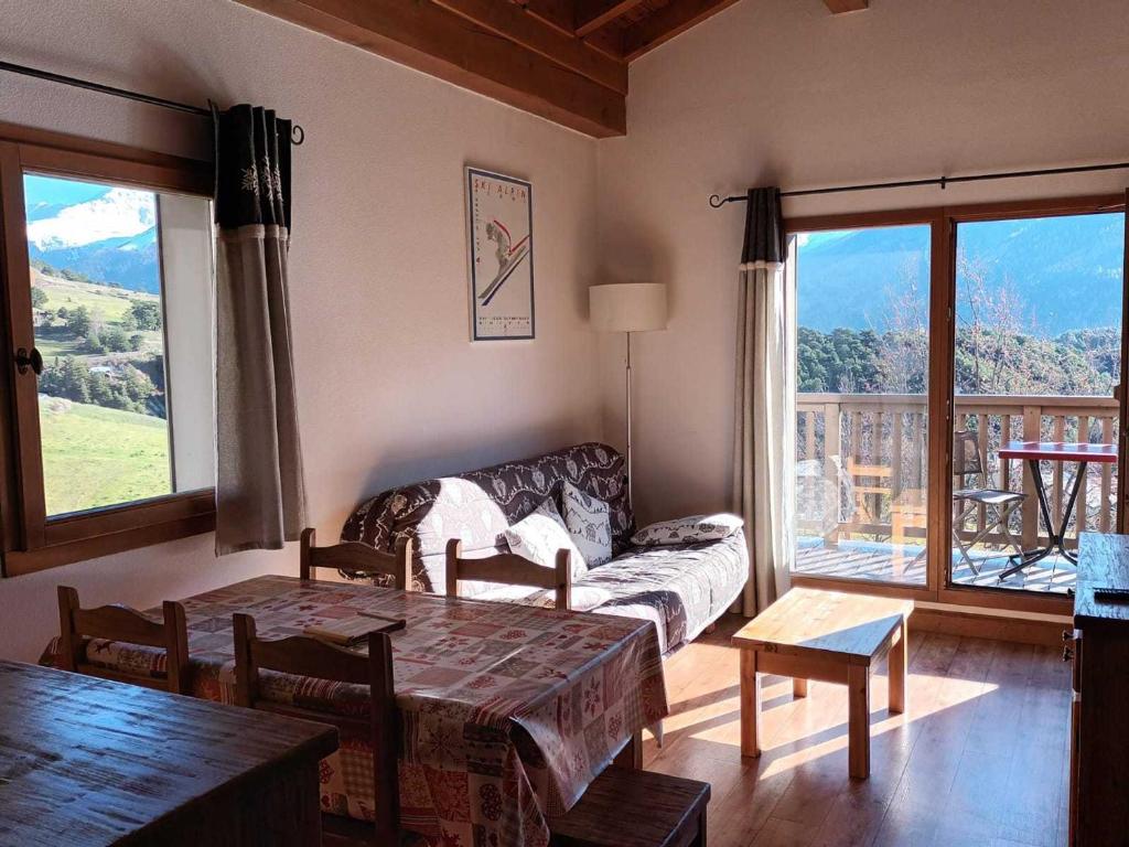 un salon avec un canapé et une table dans l'établissement Appartement 6 personnes avec Wifi et magnifique vue montagne - FR-1-508B-7, à Aussois