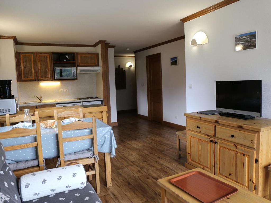 un salon avec une table à manger et une télévision dans l'établissement Appartement spacieux pour 6 avec WIFI à Aussois - FR-1-508B-35, à Aussois