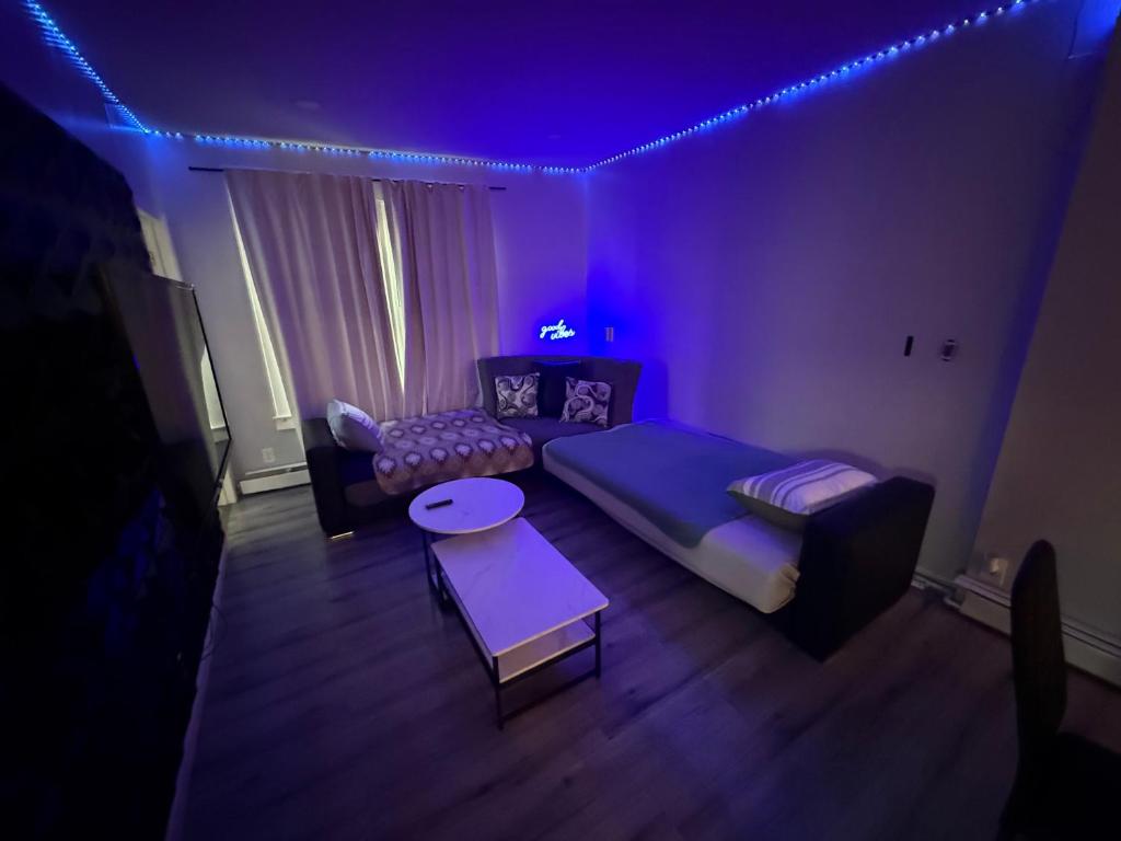 Postel nebo postele na pokoji v ubytování Elegant 3 Bedroom Condo near EWR, NJ Transit & NYC - Unit 4
