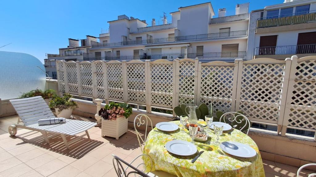 une table sur le balcon d'un bâtiment dans l'établissement Le CALIFORNIA T3, à Antibes