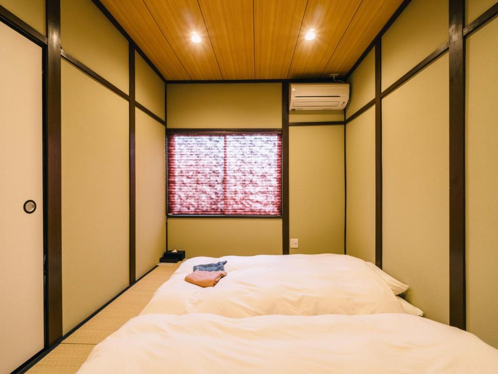 Ένα ή περισσότερα κρεβάτια σε δωμάτιο στο Miro Kujo Kawaramachi Tei